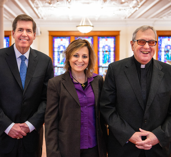 Женщина сидит, держа карандаш.